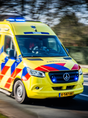 Vrachtwagen rijdt in op meerdere voertuigen