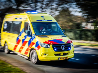 Brandweer helpt vastgelopen ambulance op spiegelgladde weg