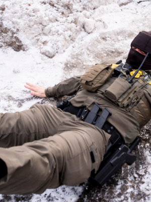 Internet lacht om video van ICE-agent die uitglijdt op ijs in Minneapolis