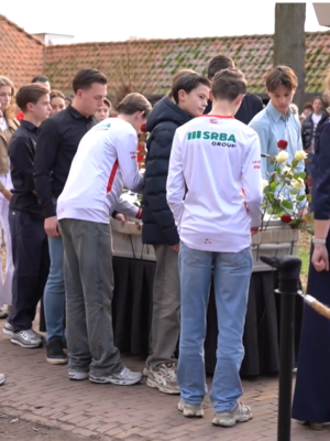 Indrukwekkend eerbetoon in Vught: honderden mensen nemen afscheid van Laurens (12)