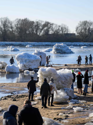 Gigantische ijsblokken overspoelen noorden van Duitsland