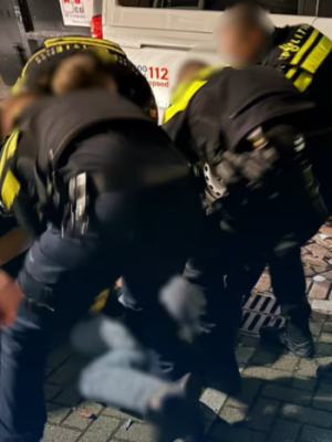 Man probeert politiehond te wurgen na woninginval vanwege geluidsoverlast in Rotterdam