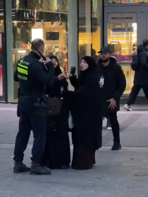 Aanhouding op Utrecht Centraal escaleert: agent trapt vrouw met hoofddoek weg, extra politie snelt toe