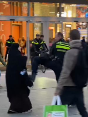 Vrouwen met hoofddoek gaan aangifte doen tegen agent voor poging tot zware mishandeling