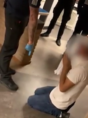 Beveiliger azc Budel laat asielzoeker zijn schoenen kussen