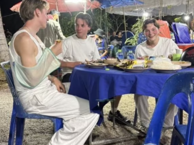 Nederlanders bestellen cocktails bij Thais ‘restaurant’ en belanden midden in begrafenis: video gaat wereldwijd viraal