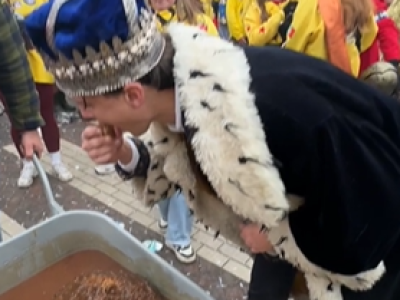 Een gehaktbal van 28 kilo en liters jus: Teun sleept ‘m per kruiwagen mee