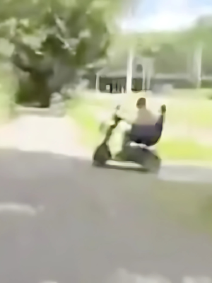 Video schokt internet: jongen op illegale fatbike knalt op gehandicapt persoon in scootmobiel