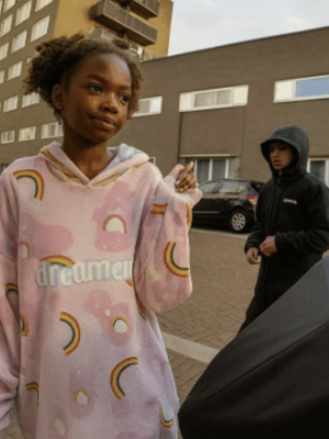 Beelden van Ring-deurbel gaan viraal: jong meisje confronteert belager op indrukwekkende wijze