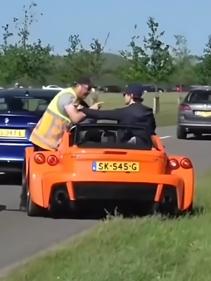 Verkeersregelaar verliest geduld en trapt tegen peperdure Donkervoort