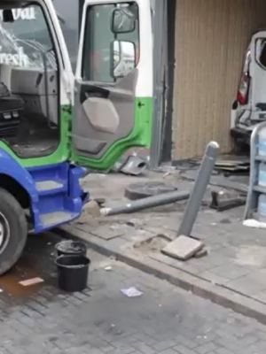 Ravage bij tankstation langs A1: vrachtwagenchauffeur onwel, busjes belanden in winkel