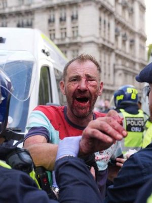 Grootste mars Engelse geschiedenis’ verloopt onrustig: ruim honderdduizend op straat, massale politie-inzet en arrestaties