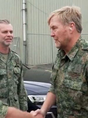 Unieke beelden: Koning Willem-Alexander vliegt mee in militair toestel tijdens oefening Falcon Leap