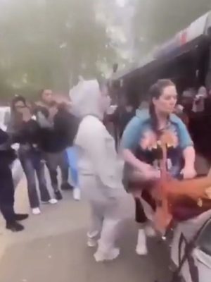 Moeder met baby aangevallen door groep jongeren in Keizerswaard