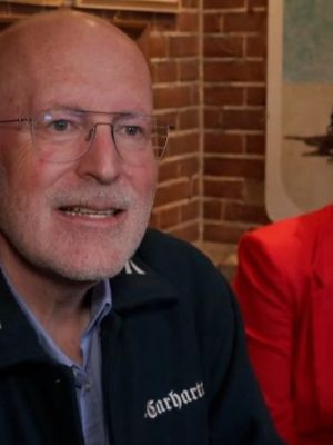 Frans Timmermans belaagd op Amsterdams terras vlak voor tv-debat