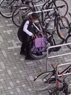 Man splijt fiets open en steelt hem midden in de stad: bewoner filmt bizarre diefstal