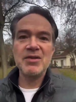 Bekende presentator deelt emotionele video: ‘Ik heb heftige klachten’