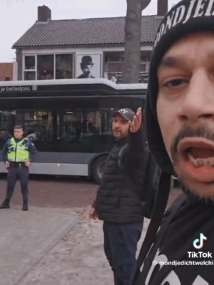 Onrust na aanrijding tussen bus en asielzoeker in Emmen, incident vastgelegd op video