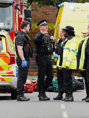 Auto rijdt in op mensen bij synagoge Manchester op Joodse feestdag