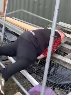 Beste vriend trapt je omver tijdens wildplassen – recht in je eigen plas