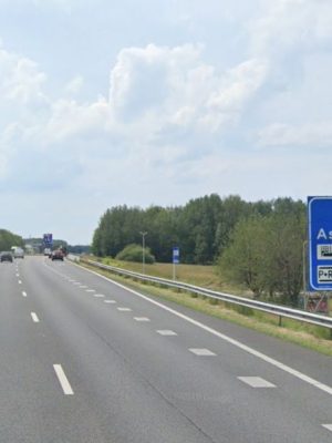 Vrachtwagen met vuurwerk in brand op A28 bij Assen