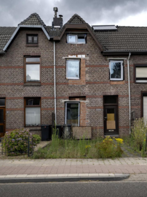Scheefje Kerkrade superstar: één recht huis in verzakte straat veroorzaakt nationale bouwgrap en burenrel!