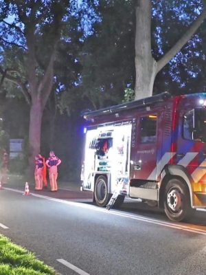 Automobilist scheurt langs afzetting brandweer in Rijswijk, brandweerman moet opzij springen