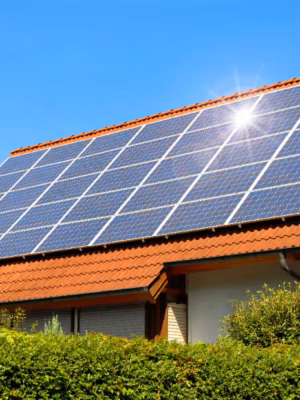 Huishoudens met zonnepanelen raken flinke som kwijt door einde salderingsregeling: in sommige gemeenten tot ruim 330 euro