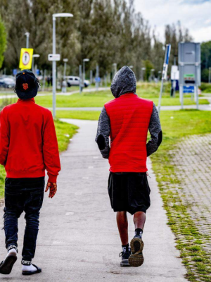 asielzoekers lopen op straat