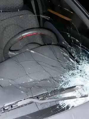 Zware ongelukken op A1 en A67 door stenen op de weg