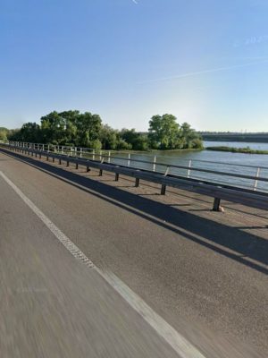 “Warme dag leidt tot gevaarlijke actie: vrachtwagenchauffeur springt van Moerdijkbrug”