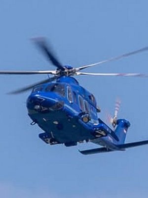 Heldenactie: hulpverlener springt uit helikopter om vrouw uit zee te redden