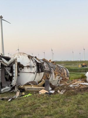 N59 lange tijd dicht na ongeluk met melktransport: 25 ton melk moet worden overgepompt