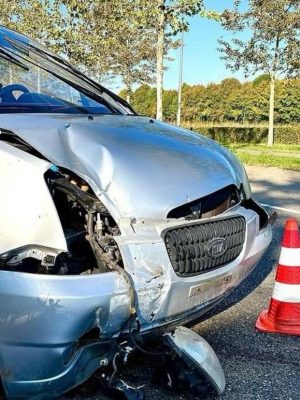 Vrouw morst drinken achter stuur, knalt op lantaarnpaal en rijdt auto aan gort
