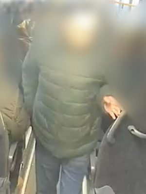 Vrouw (20) minutenlang betast in bus, politie zoekt aanrander