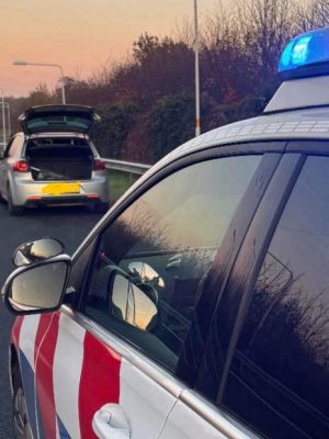 Vader rijdt onder invloed met zesjarig kind in auto: politie grijpt in op A79