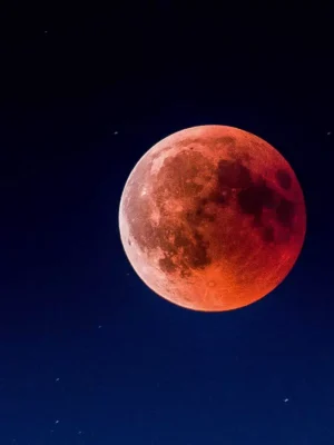 Bloedmaan en Saturnus sieren de avondhemel: spektakel voor sterrenliefhebbers