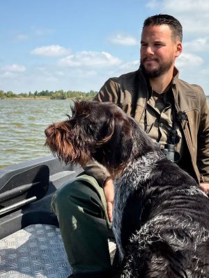 Boswachter jaagt op illegale motorrijders in natuurgebied: “Levensgevaarlijk wat ze doen!”