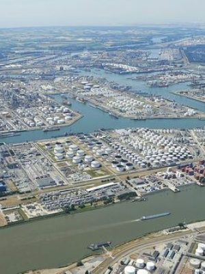 Man overlijdt na ongeluk in ruim van schip in Rotterdamse Botlek