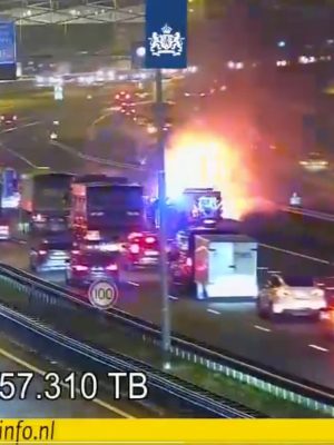 Vrachtwagen in brand op A15, rijstroken dicht
