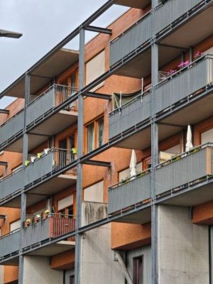 Overleden vrouw aangetroffen in appartement, politie zoekt getuigen