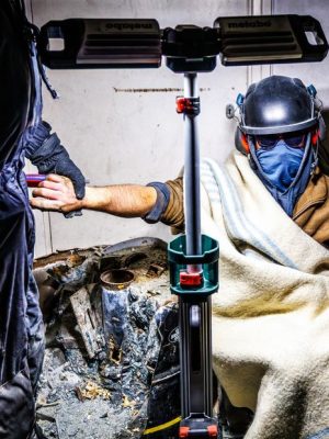 ME haalt gekraakte villa leeg, 33 mensen aangehouden