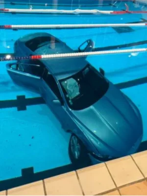 Vrouw rijdt met dochtertje op achterbank dwars door raam en belandt in het zwembad