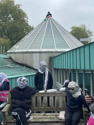 Pro-Palestina-demonstranten bezetten gebouw Radboud Universiteit: “Wij eisen dat alle banden met Israël worden verbroken”