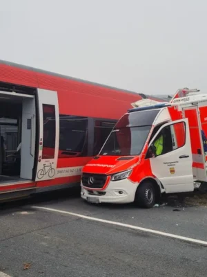 Vrouw (88) overleden door botsing ambulance en trein naar Enschede