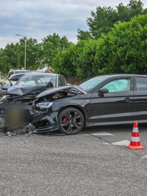 Drie gewonden bij frontale botsing