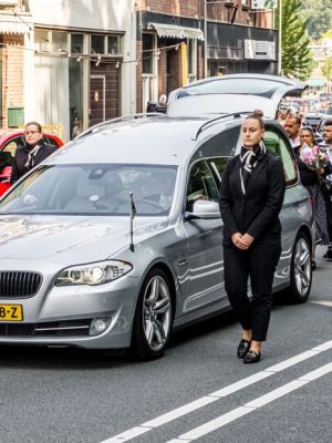 Grote opkomst bij emotionele rouwstoet voor doodgeschoten Joeweela (39)