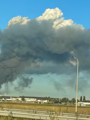 Grote brand in caravanloods Aalsmeer: rook tot in Amsterdam zichtbaar