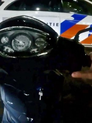 Dealer rent weg zonder scooter, maar agent rijdt hem op zijn eigen voertuig direct klem!
