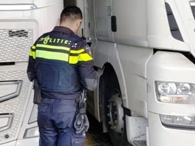 Politiehond ontdekt zes illegale asielzoekers in vrachtauto